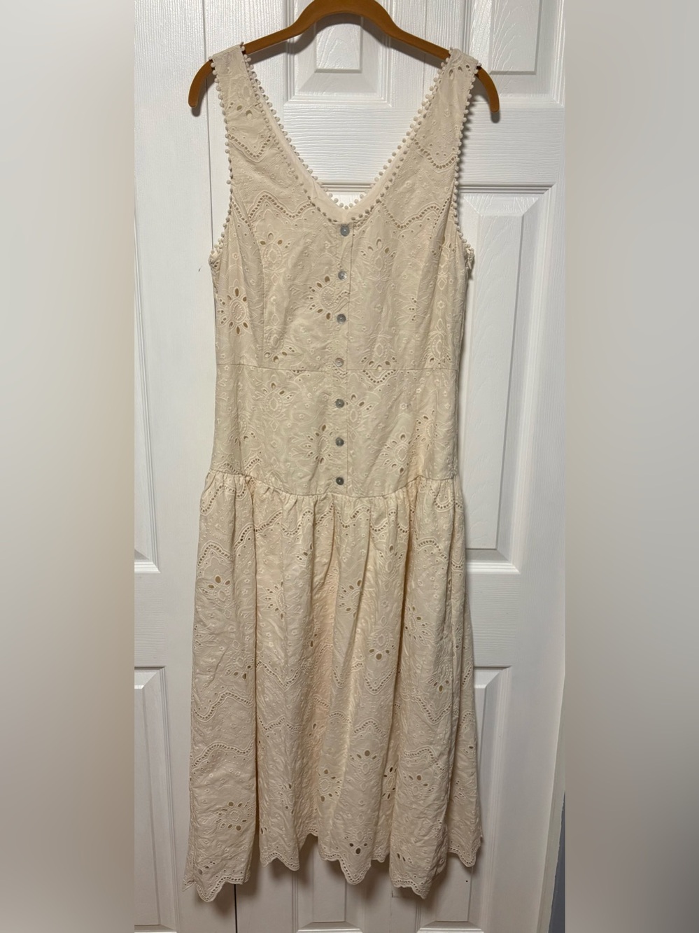Beautiful Sleeveless Cream Eyelet Button-Front Dress with Side Zipper